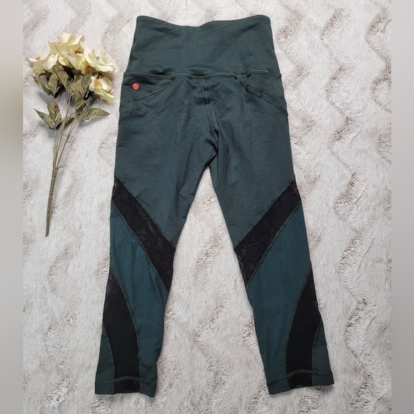 ✨️CL ViaMia Forest Green Black Mesh Accent Cropped Leggings Size S - Picture 9 of 14